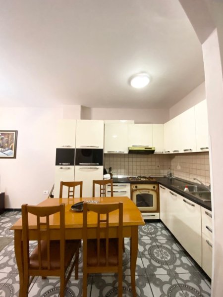 Tirane, jepet me qera apartament 2+1+Ballkon Kati 5, 95 m² 500 € (TREGU ELEKTRIK)