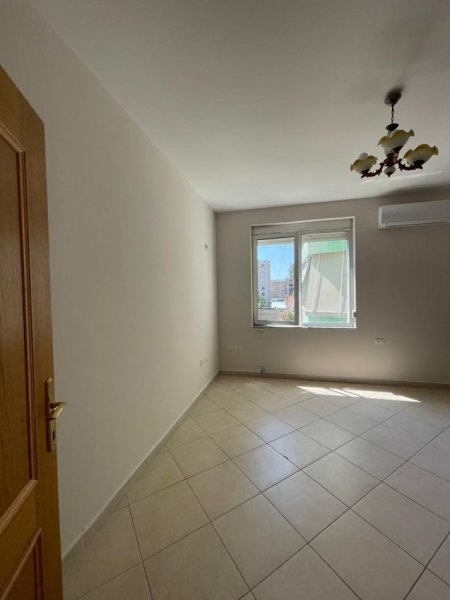 Tirane, jepet me qera apartament 2+1 Kati 3, 115 m² 800 € (Rruga e Kavajes)