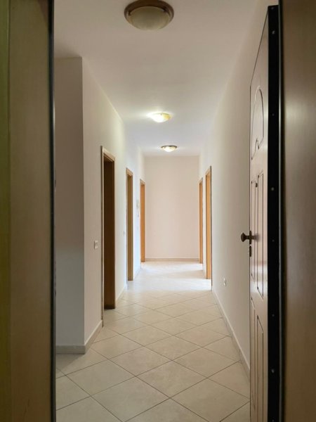 Tirane, jepet me qera apartament 2+1+Ballkon Kati 3, 115 m² 800 € (RRUGA E KAVAJES)