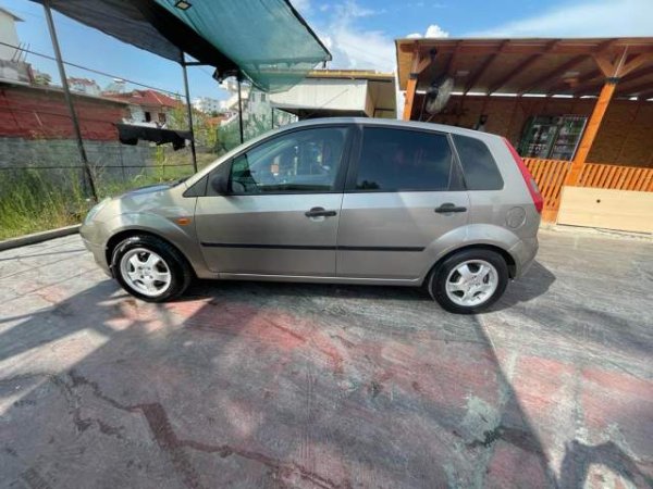 Tirane, shitet makine Ford Fiesta Viti 2004, 2.000 Euro