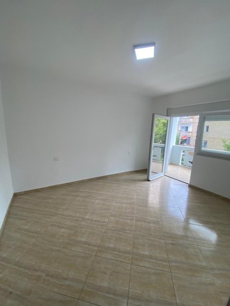 Tirane, jepet me qera apartament 1+1 Kati 3, 50 m² 400 € (Oxhaku)