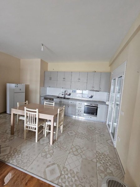 Tirane, jepet me qera apartament 3+1+Ballkon Kati 3, 160 m² 400 € (VILAT AMERIKANE)