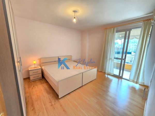 Tirane, jap me qera apartament 2+1+Ballkon Kati 3, 100 m² 750 € (Pazari i Ri)
