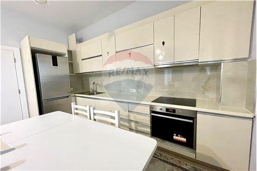 Tirane, jepet me qera apartament 2+1 Kati 5, 123 m² 800 € (Square 21,Arlis - Rruga e Kavajës, Shqipëri)