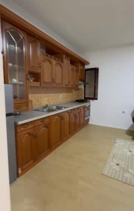 Tirane, jepet me qera apartament 1+1 Kati 1, 100 m² 450 € (Siri Kodra)