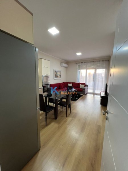 Tirane, jepet me qera apartament 2+1 Kati 3, 85 m² 600 € (Fusha e Avaicionit, afer shkolles Dhora Leka)