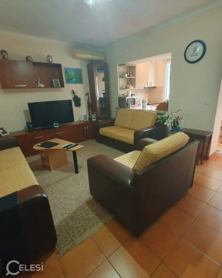 Tirane, jepet me qera apartament Kati 2, 60 m² 400 € (RRUGA E DURRESIT)