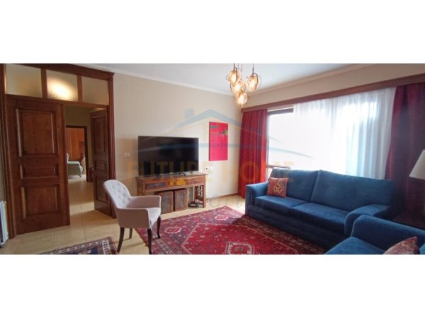Tirane, jepet me qera apartament 2+1+Ballkon Kati 10, 125 m² 1.000 € (Blloku)