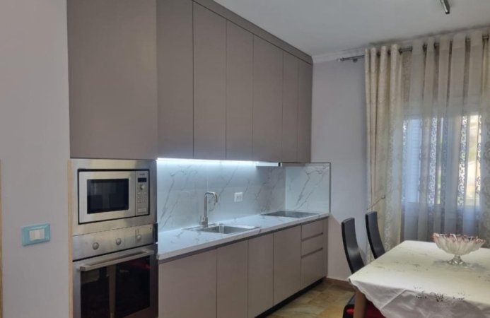 Tirane, jepet me qera apartament 2+1 Kati 3, 100 m² 600 € (Qytet Studenti)