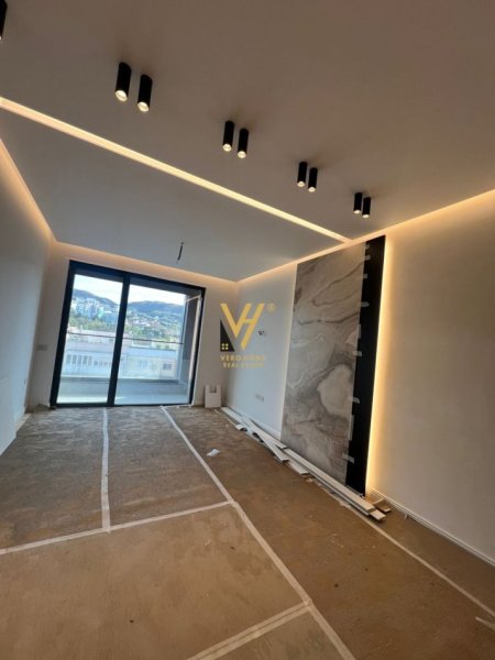 Tirane, jepet me qera zyre Kati 8, 115 m² 1.000 € (KOMUNA E PARISIT)