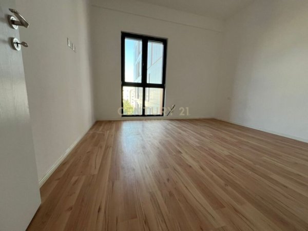 Tirane, jepet me qera apartament 3+1 Kati 3, 118 m² 550 € (Rruga e Dibrës)