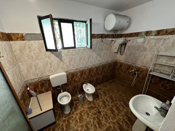 Tirane, jepet me qera shtepi 2+1+Ballkon Kati 0, 55 m² 300 € (Fiori Di Bosco)