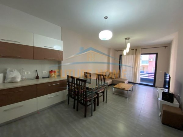 Tirane, jepet me qera apartament 2+1+Ballkon Kati 3, 117 m² 450 € (Yzberisht)
