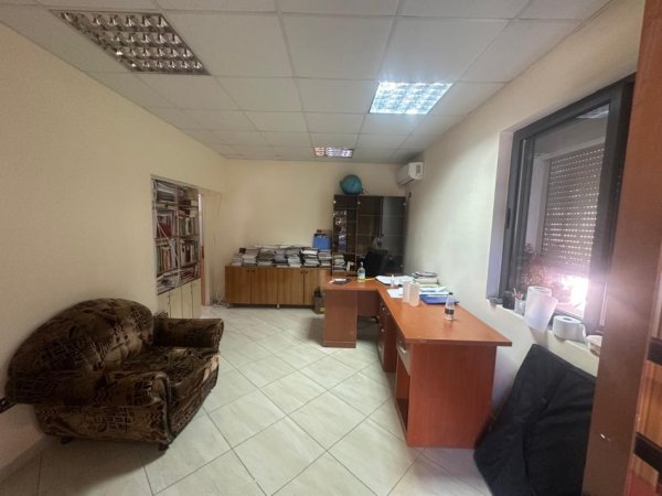 Tirane, jepet me qera zyre Kati 0, 30 m² 350 € (Rruga Fortuzi)