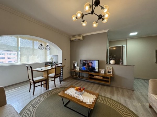 Tirane, jepet me qera apartament 1+1+Aneks+Ballkon Kati 9, 70 m² 550 € (komuna e parisit)