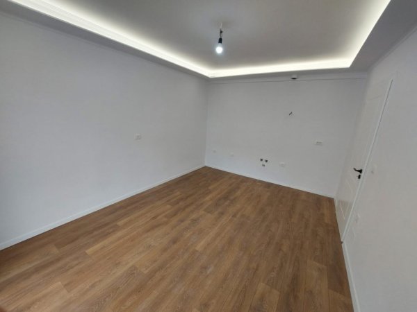 Tirane, shitet apartament 2+1+Ballkon Kati 3, 64 m² 128.000 € (Reshit Petrela)