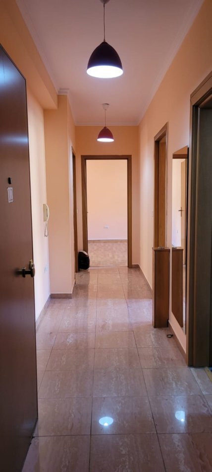 Tirane, jepet me qera zyre Kati 4, 90 m² 470 € (Bulevardi Zogu i Pare)