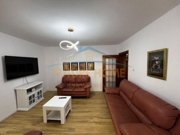 Tirane, jepet me qera apartament 2+1 Kati 3, 85 m² 700 € (ISH BLLOKU)