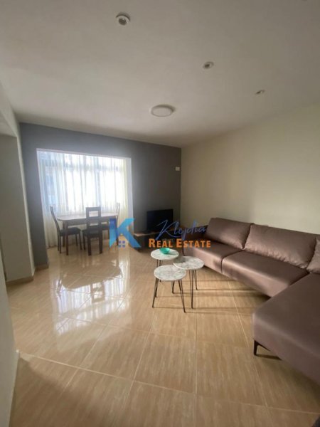 Tirane, jap me qera apartament 1+1 Kati 4, 55 m² 400 € (Brryli)