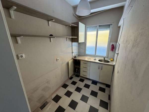 Tirane, jepet me qera apartament 2+1+Ballkon Kati 3, 130 m² 1.000 € (Libri Universitar)