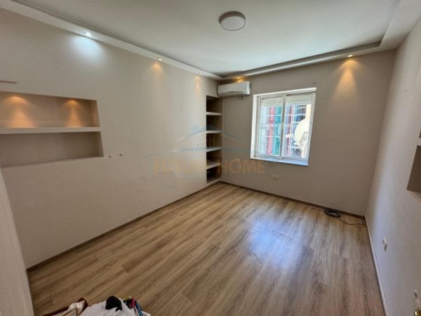 Tirane, jepet me qera apartament 2+1+Ballkon Kati 3, 130 m² 1.000 € (Libri Universitar)