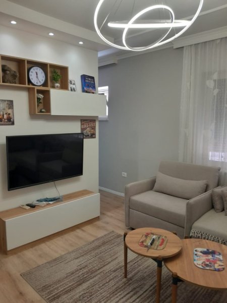 Tirane, jepet me qera apartament 2+1 Kati 1, 70 m² 500 € (medreseja)