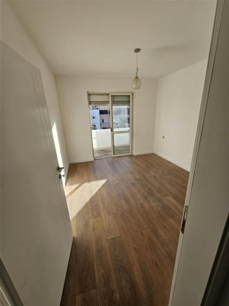 Tirane, jepet me qera apartament 2+1+Ballkon Kati 4, 78 m² 400 € (PRANE 21 DHJETORIT)