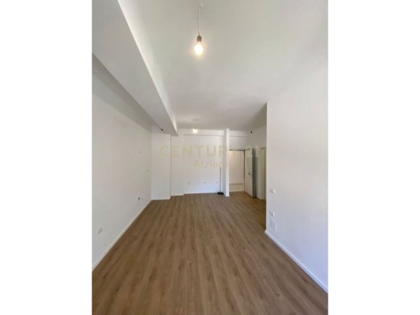 Tirane, jepet me qera apartament 1+1 Kati 1, 60 m² 300 € (Ali Demi Atrium95019)