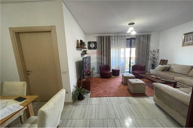 Tirane, shitet apartament 1+1+Ballkon Kati 3, 80 m² 130.000 € (Rruga e Kavajes)