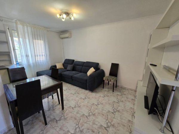 Shitet  apartament 1+1 i mobiluar prane Xhamllikut , rruga Hoxha Tahsim Kati 3, 50 m² 88.000 €