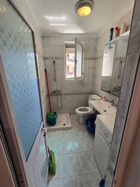 Shitet  apartament 1+1 i mobiluar prane Xhamllikut , rruga Hoxha Tahsim Kati 3, 50 m² 88.000 €