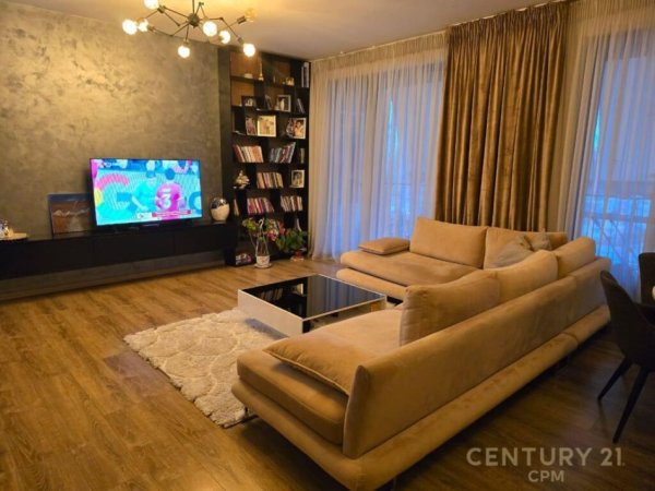 Tirane, jepet me qera apartament 2+1 Kati 7, 120 m² 850 € (Rezidenca Alba)