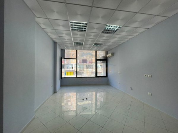 Tirane, jepet me qera zyre Kati 1, 30 m² 350 € (Don Bosko)