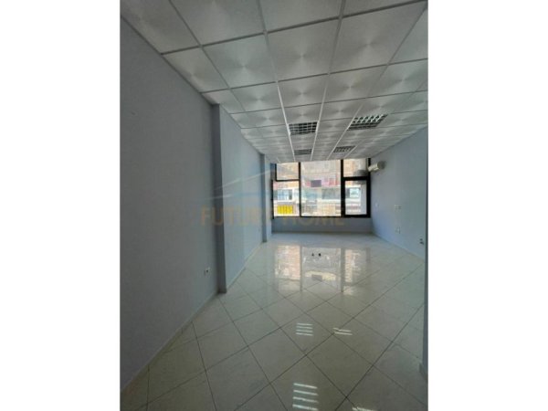Tirane, jepet me qera zyre Kati 1, 30 m² 350 € (Don Bosko)