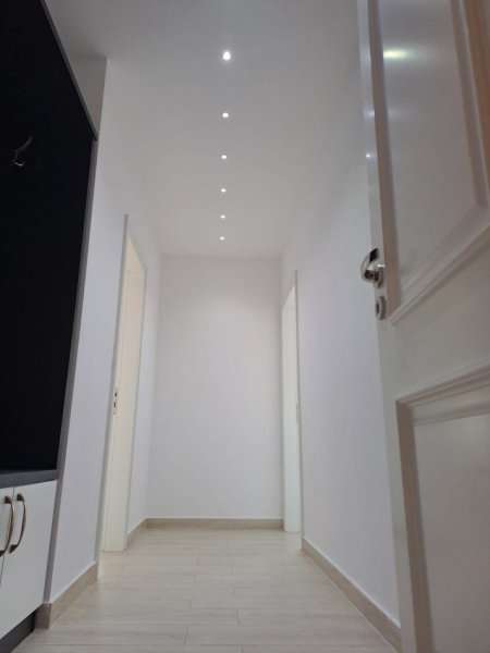 Tirane, jepet me qera apartament 2+1+Ballkon Kati 4, 100 m² 890 € (QENDER)