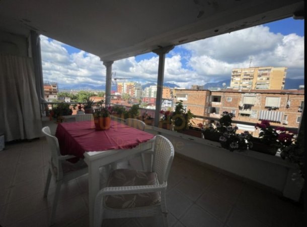 Tirane, shitet apartament 1+1+Verandë Kati 5, 75 m² 180.000 € (Rruga Barrikadave)