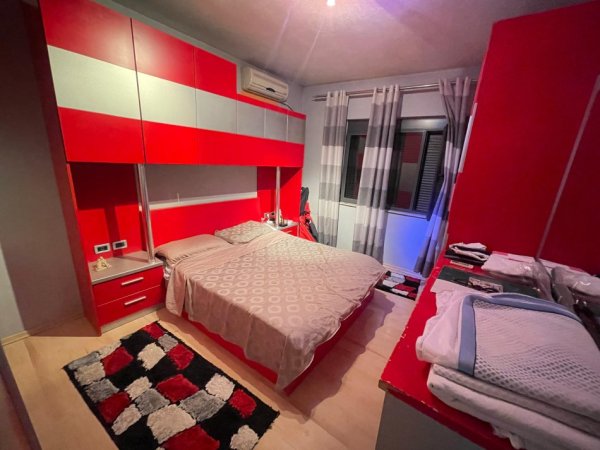 Tirane, shitet apartament 2+1+Ballkon Kati 4, 93 m² 160.000 € (Rruga Viktor Eftimiu)