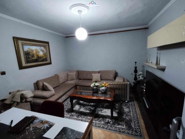 Tirane, jepet me qera apartament 1+1 Kati 1, 60 m² 400 € (Bllok, prane Petro Ninit)