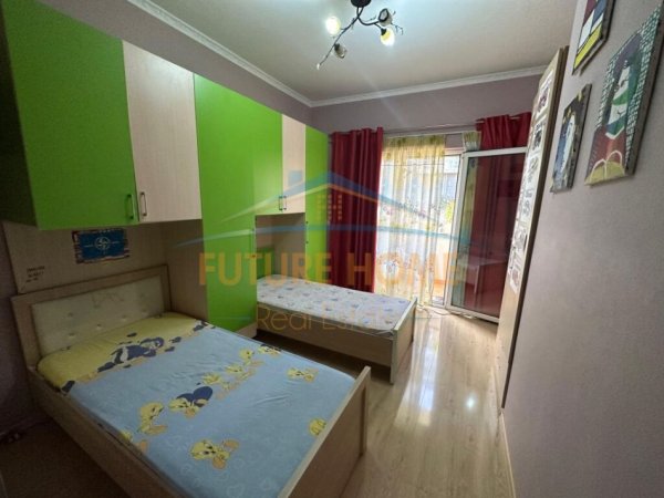 Tirane, jepet me qera apartament 2+1 Kati 3, 150 m² 450 € (Vilat Gjermane)