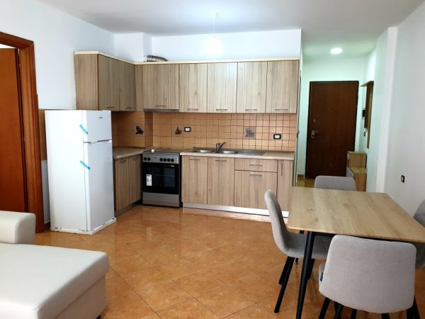 Tirane, jepet me qera apartament 2+1+Ballkon Kati 4, 100 m² 400 € (Yzberisht)