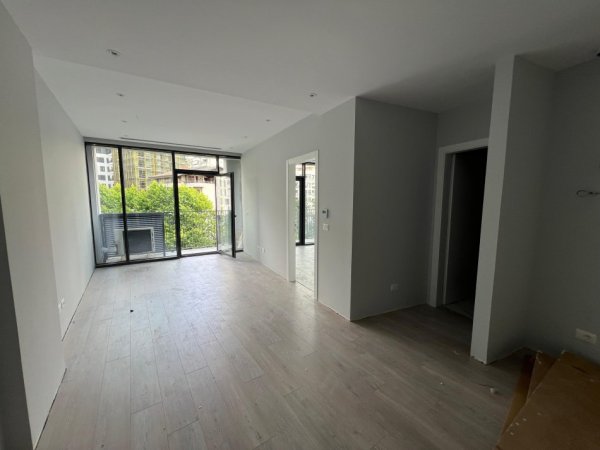 Tirane, jepet me qera apartament 2+1+Ballkon Kati 2, 140 m² 1.300 € (Rruga e Kosovareve)