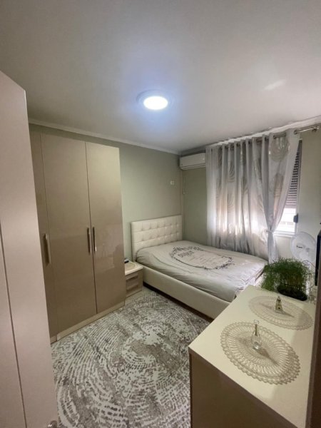 Tirane, jepet me qera apartament 2+1+Aneks+Ballkon Kati 3, 104 m² 900 € (Rruga Liqeni i That Pranë Hotel Radison)