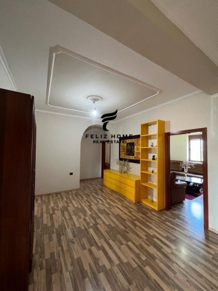 Tirane, jepet me qera apartament 4+1+Ballkon Kati 3, 180 m² 400 € (YZBERISHT)