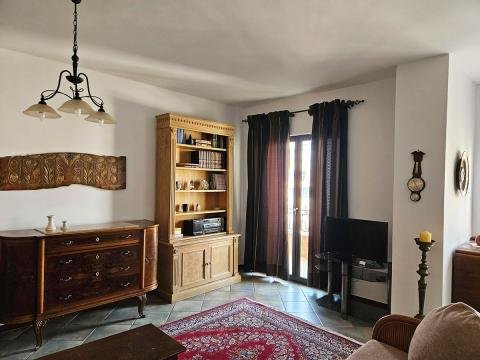 Tirane, jepet me qera apartament 3+1 Kati 2, 140 m² 700 € (Komuna e Parisit)