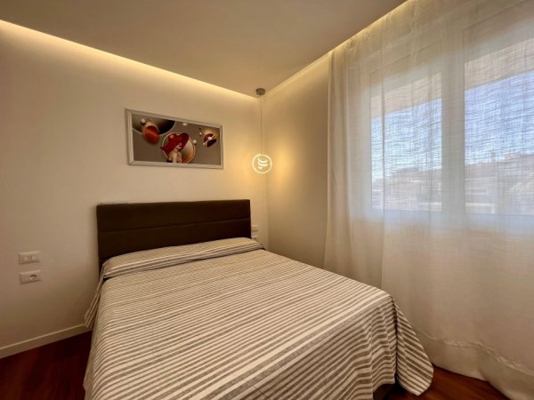 Tirane, jepet me qera apartament 2+1 Kati 7, 110 m² 1.000 € (Pazari i Ri)