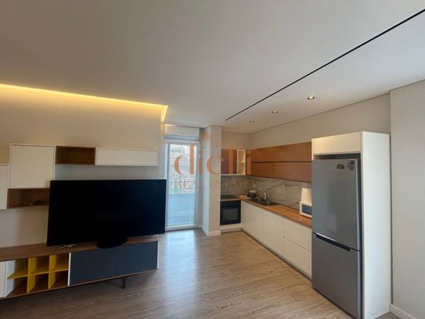Tirane, jepet me qera apartament 2+1+Ballkon Kati 4, 100 m² 800 €