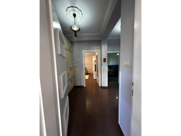 Tirane, jepet me qera apartament 2+1+Ballkon Kati 2, 135 m² 800 € (Rruga Jani vreto)