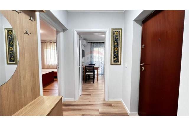 Tirane, jepet me qera apartament 1+1 Kati 3, 60 m² 450 Euro (Bllok)