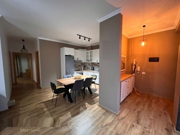 Tirane, jepet me qera apartament 2+1 Kati 3, 100 m² 800 € (Kopshti Botnaik , afer Xhamise)