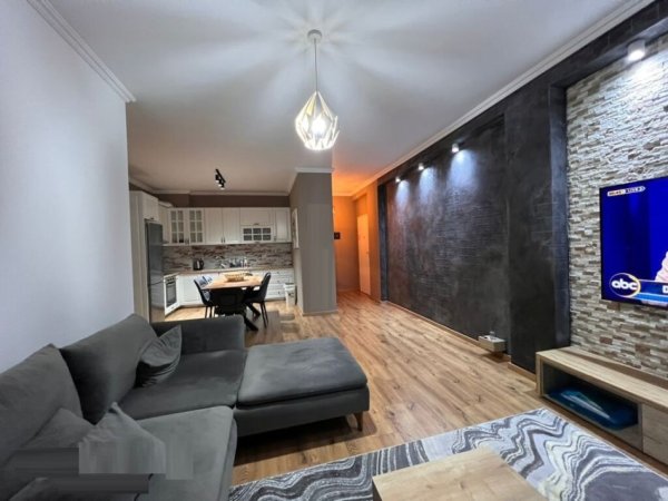 Tirane, jepet me qera apartament 2+1 Kati 3, 100 m² 800 € (Kopshti Botnaik , afer Xhamise)